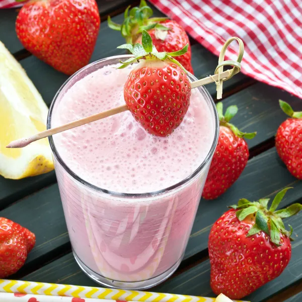 Milk shake with fresh strawberries — Stock Photo, Image