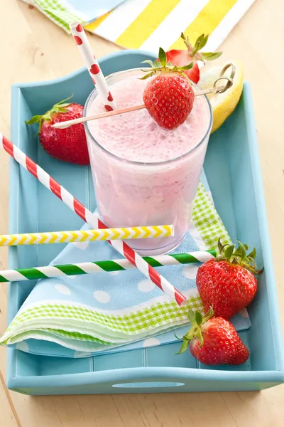 Milk shake with fresh strawberries — Stock Photo, Image