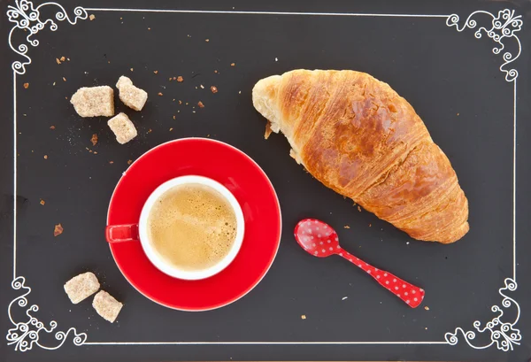 Bir fincan kahve ve çörek — Stok fotoğraf