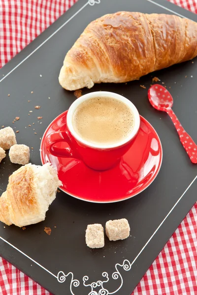 Cup of coffee and a croissant — Stock Photo, Image