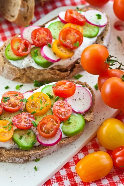 Pâine integrală de grâu cu legume — Fotografie, imagine de stoc