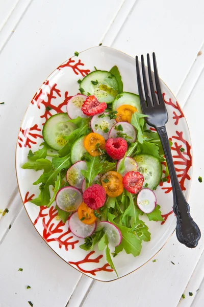 Salată proaspătă cu roșii și castraveți — Fotografie, imagine de stoc
