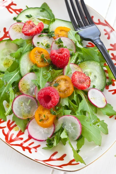 Verse salade met tomaten en komkommer — Stockfoto