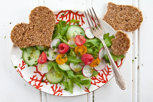 Salată proaspătă cu roșii și castraveți — Fotografie, imagine de stoc