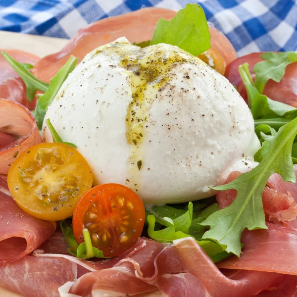 Mozzarella, gerookte ham en verse tomaten — Stockfoto