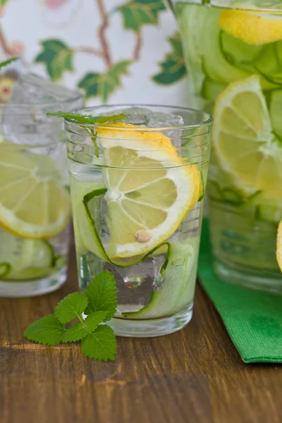 Lemonade with cucumber and lemons — Stock Photo, Image