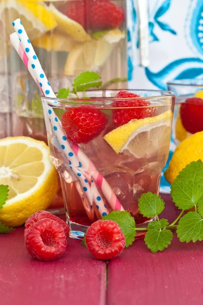 Homemade lemonade with raspberries — Stock Photo, Image