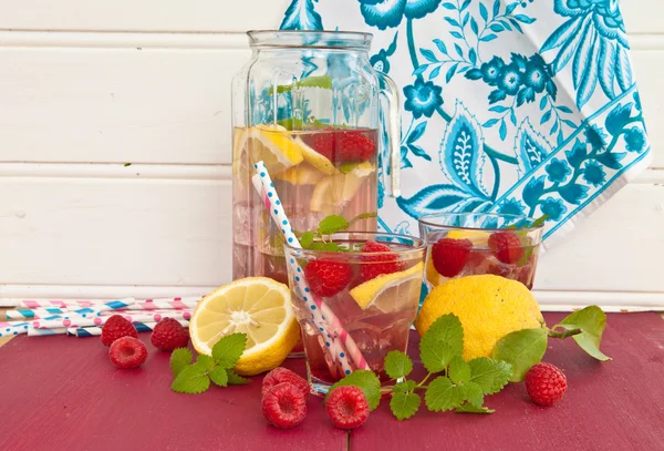 Homemade lemonade with raspberries — Stock Photo, Image