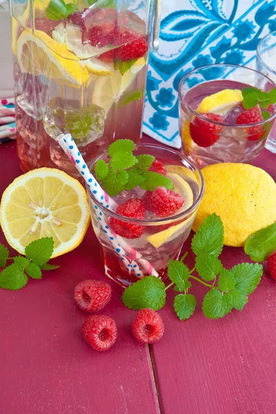 Homemade lemonade with raspberries — Stock Photo, Image