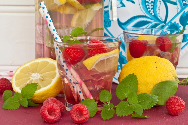 Homemade lemonade with raspberries — Stock Photo, Image