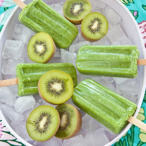Green popsicles with fresh kiwi — Stock Photo, Image