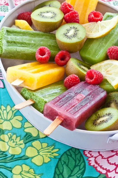 Colorful popsicles with fresh fruits — Stock Photo, Image