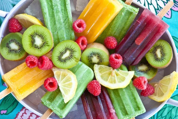 Färgglada popsicles med färsk frukt — Stockfoto