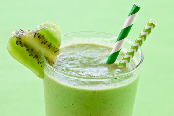 Smoothie with fresh kiwi — Stock Photo, Image