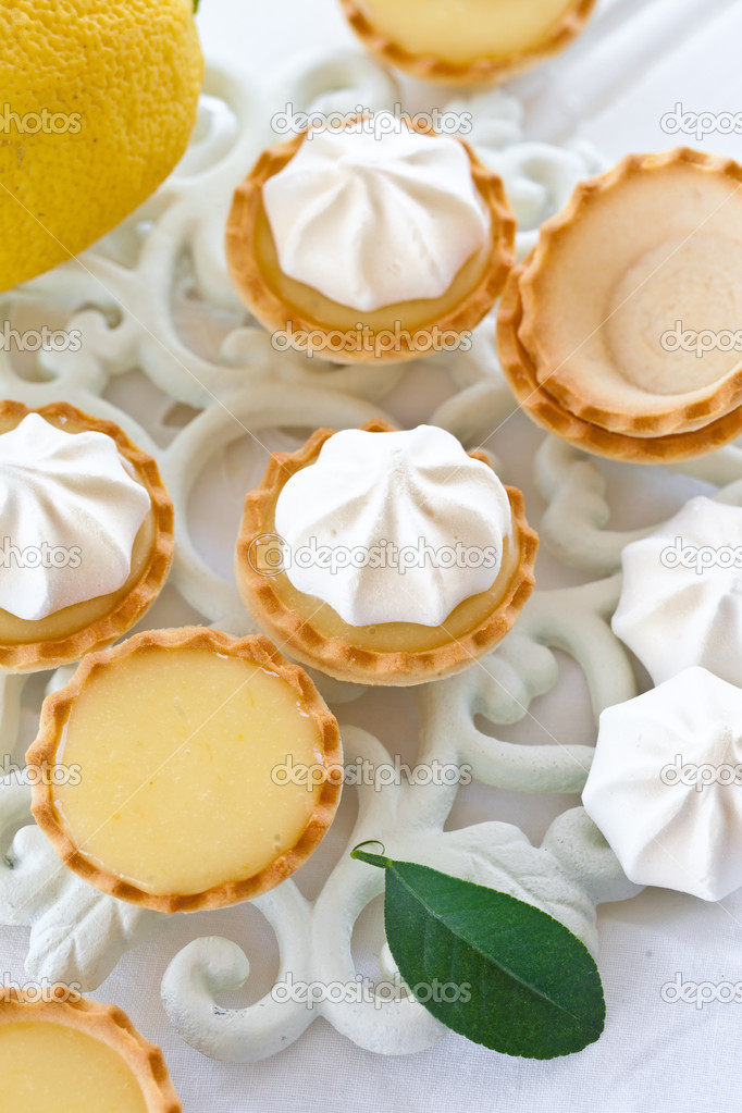 Little meringue lemon pies
