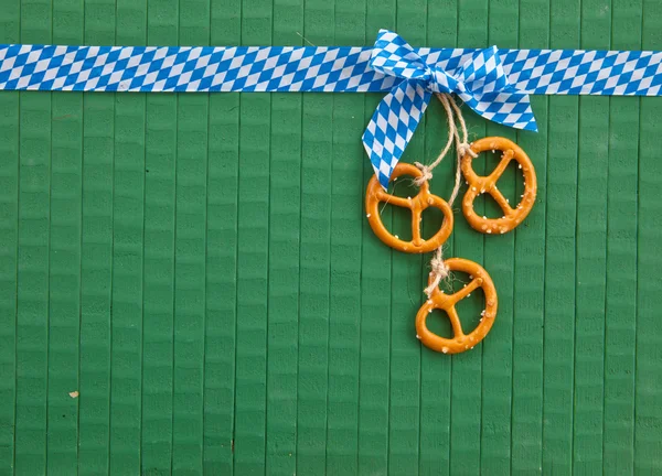 Pequeños pretzels en verde —  Fotos de Stock