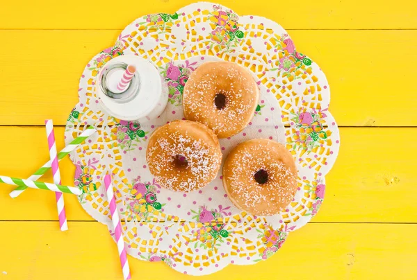Leite e donuts — Fotografia de Stock
