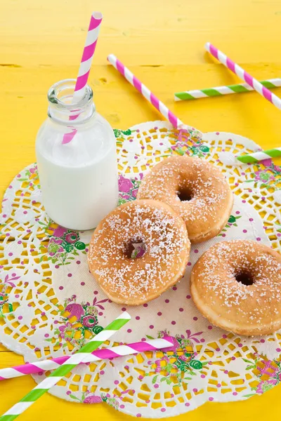Leite e donuts — Fotografia de Stock