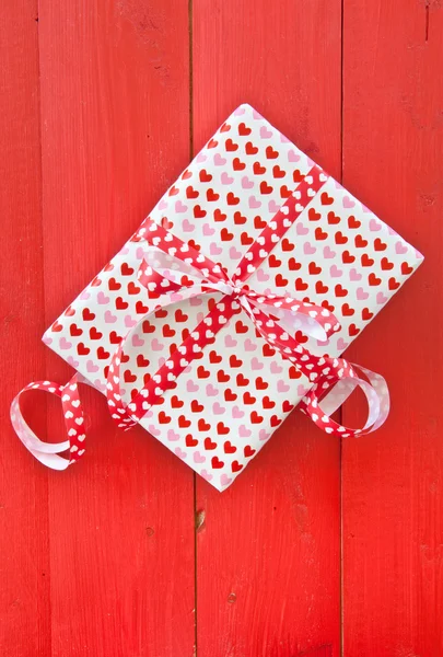 Pequeña caja regalo con corazones —  Fotos de Stock