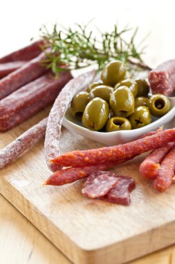 Salam ve zeytin antipasti