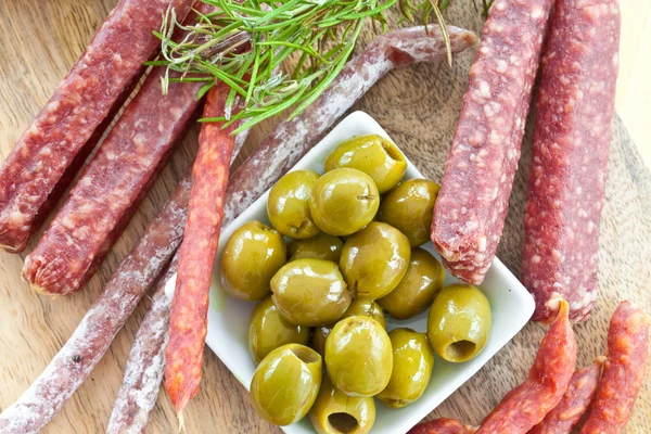 Antipasti con salumi e olive — Foto Stock
