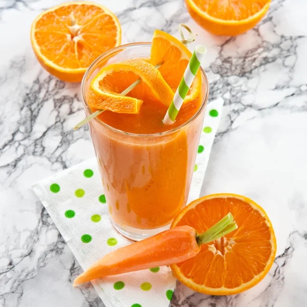Portakal ve havuç smoothie — Stok fotoğraf