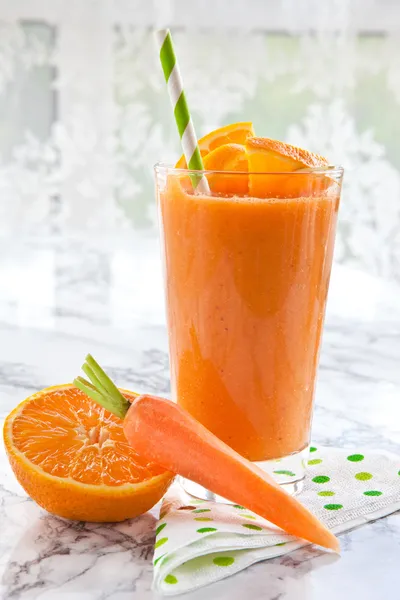 Апельсиновый и морковный смузи — стоковое фото