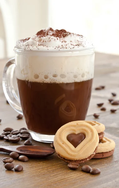 Xícara de café com espuma de leite cremosa — Fotografia de Stock