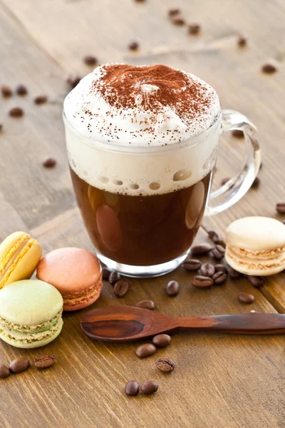 Taza de café con espuma de leche cremosa —  Fotos de Stock