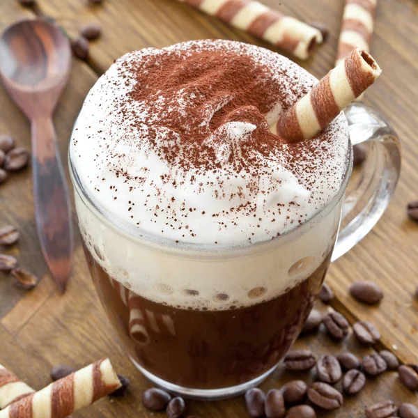 Taza de café con espuma de leche cremosa —  Fotos de Stock