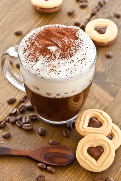 Xícara de café com espuma de leite cremosa — Fotografia de Stock