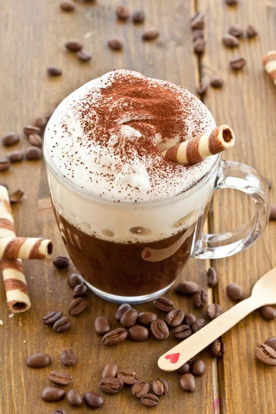 Taza de café con espuma de leche cremosa — Foto de Stock