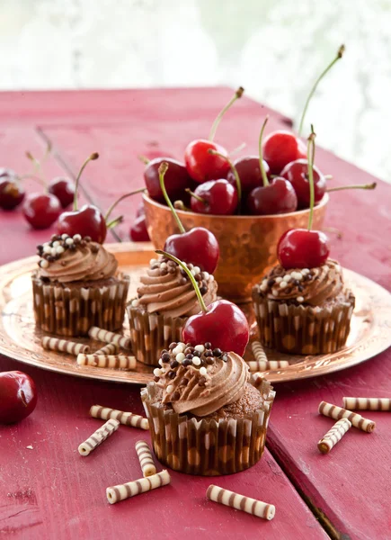 Magdalenas de chocolate con cerezas —  Fotos de Stock