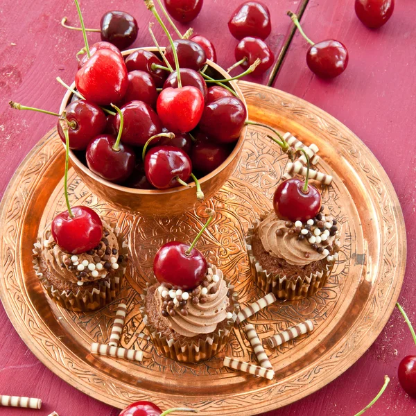 Bolinhos de chocolate com cerejas — Fotografia de Stock