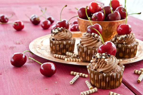 Magdalenas de chocolate con cerezas —  Fotos de Stock