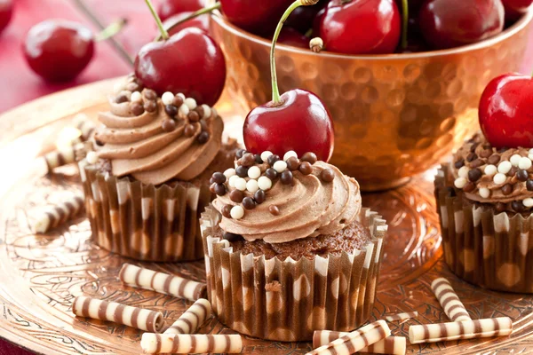 Magdalenas de chocolate con cerezas — Foto de Stock