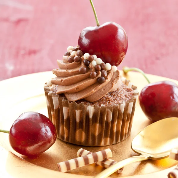 Schokolade Cupcake mit Kirschen — Stockfoto