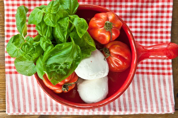 Rajčaty, mozzarellou a čerstvou bazalkou — Stock fotografie