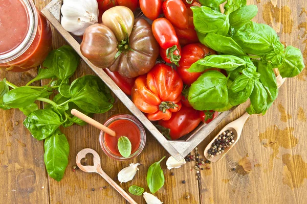 Domowej roboty sosem pomidorowym — Zdjęcie stockowe