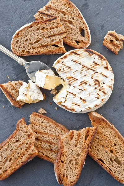 Camembert a la plancha con pan —  Fotos de Stock