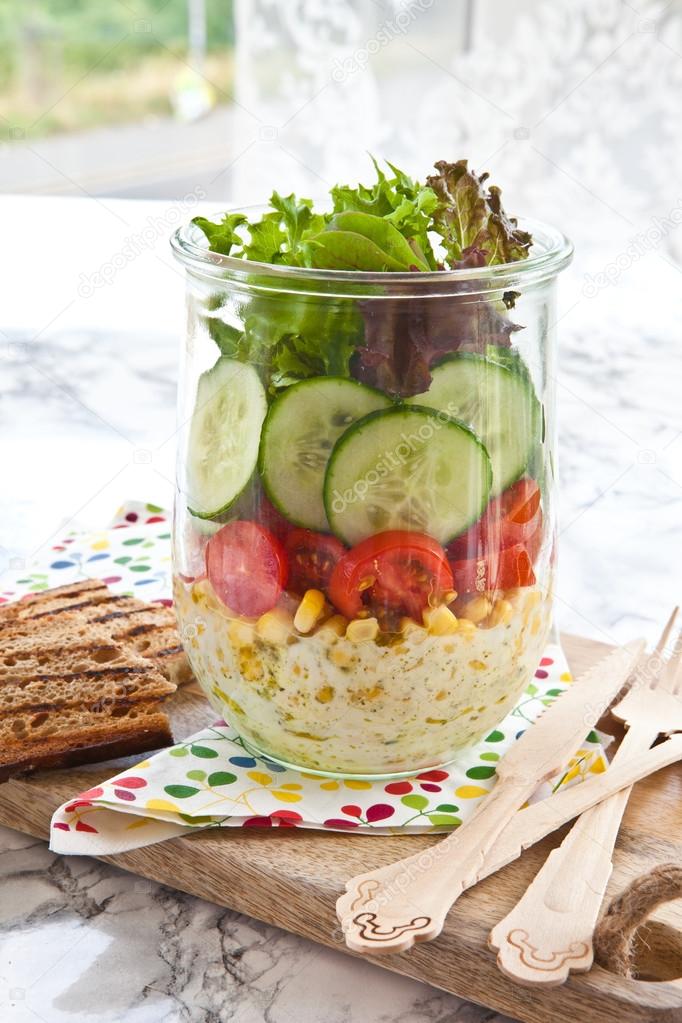 Schichtsalat im Vintage-Glas — Stockfoto © BarbaraNeveu #50305801