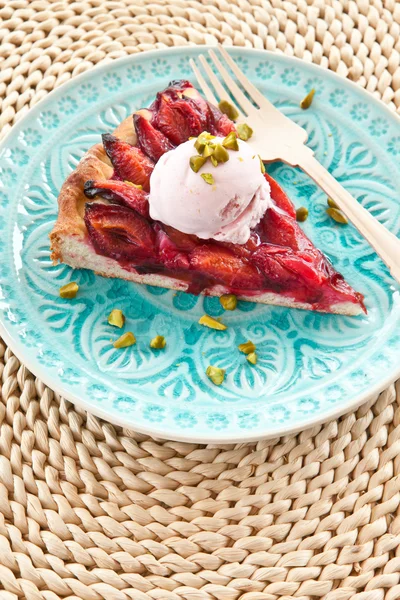 Slice of plum pie — Stock Photo, Image