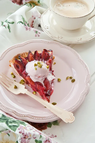 Fetta di torta di prugne — Foto Stock