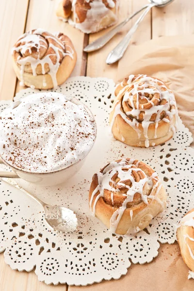 Fresh cinnamon rolls — Stock Photo, Image