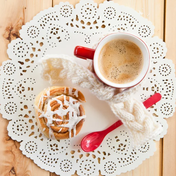 Rolo de canela fresca e café — Fotografia de Stock