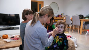 Kardeşler cadılar bayramı partisi için kızlarını boyuyorlar..