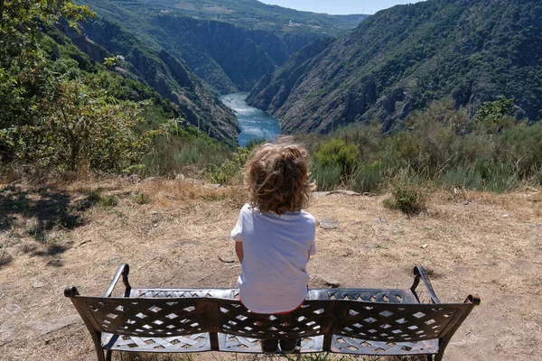 Dziecko Siedzące Ławce Patrzące Kanion Rzeki Sil Lato Wakacyjne — Zdjęcie stockowe