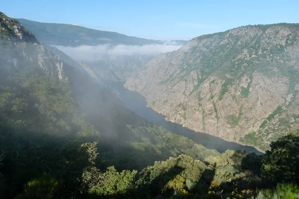 Ovanifrån av Sil Canyon i Ribeira Sacra med dimma — Stockfoto
