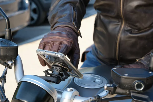 Motosiklet üzerinde cep telefonu kullanan bir kişiyi kapat