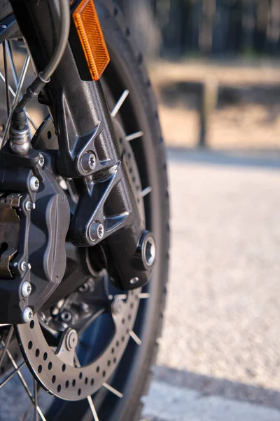 Roda depan dengan ban hitam sepeda motor — Stok Foto